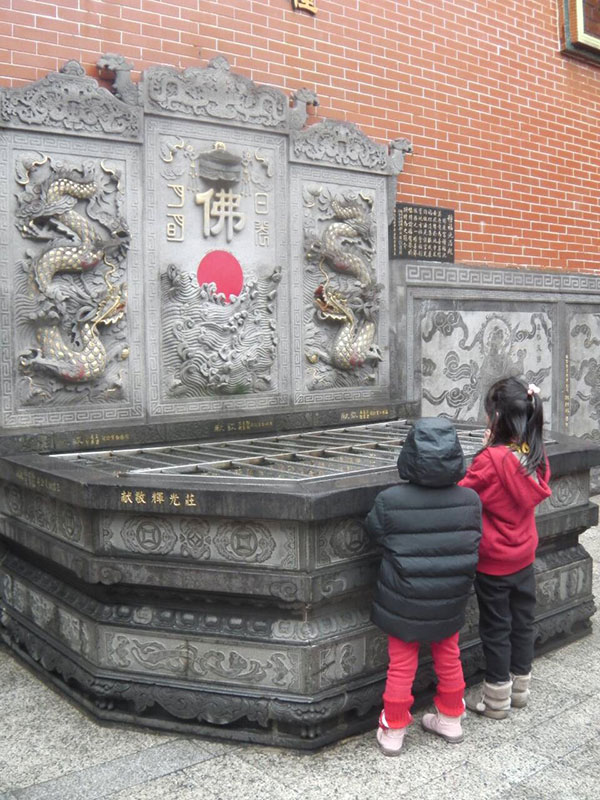 陳小姐與孩子於關渡宮一日遊